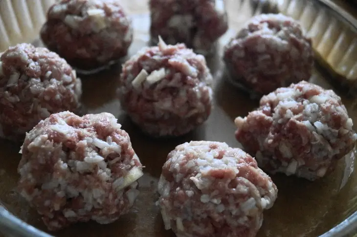 Пирог с тефтелями из риса и мяса: шаг 6