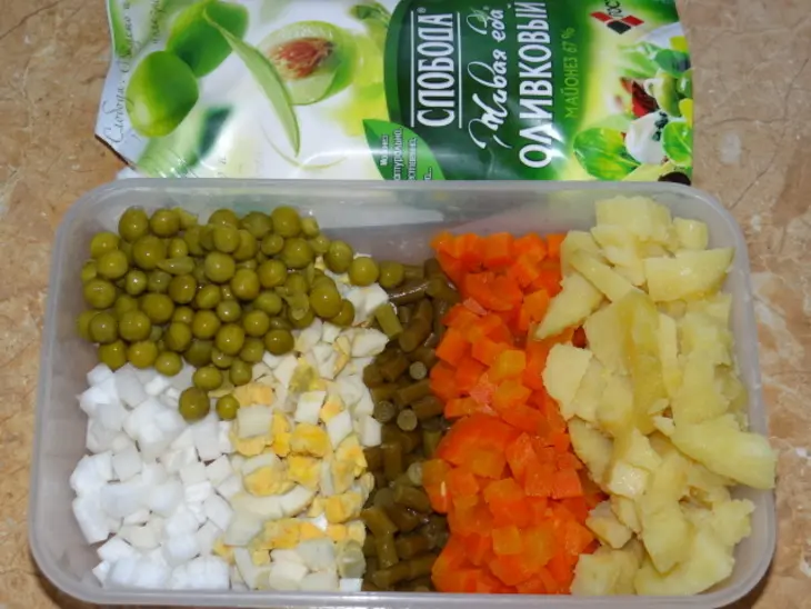 Салат оливье с маринованной черемшой и дайконом: шаг 1