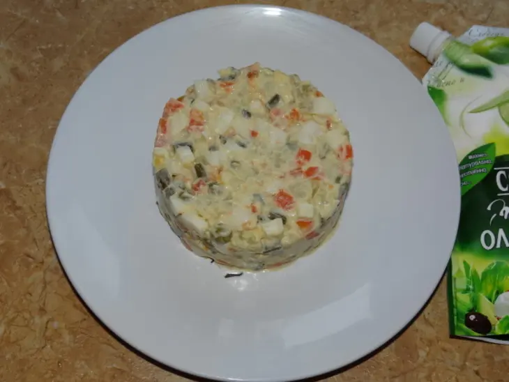 Салат оливье с маринованной черемшой и дайконом: шаг 2
