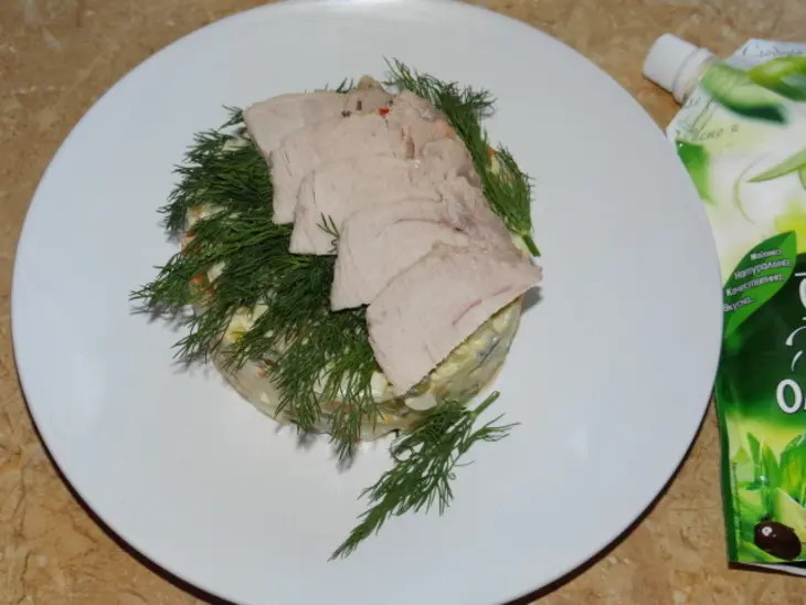 Салат оливье с маринованной черемшой и дайконом: шаг 3