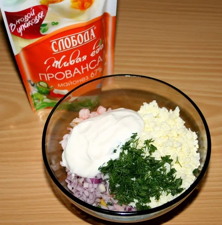 Салат с креветками в сырно-овощных тарталетках "калейдоскоп": шаг 7