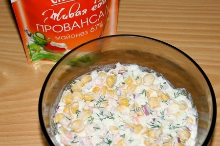 Салат с креветками в сырно-овощных тарталетках 