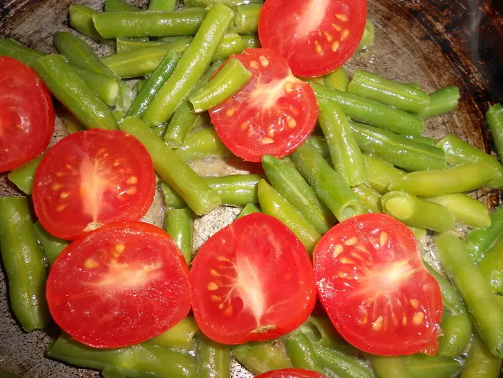 Нежная курочка с чесноком и травами с тушеными овощами и сыром: шаг 2