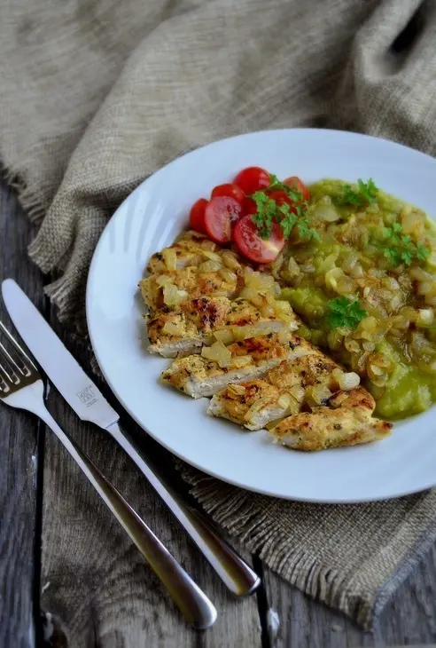 Филе нежной курочки с гороховым пюре и луковой поджаркой.: шаг 7