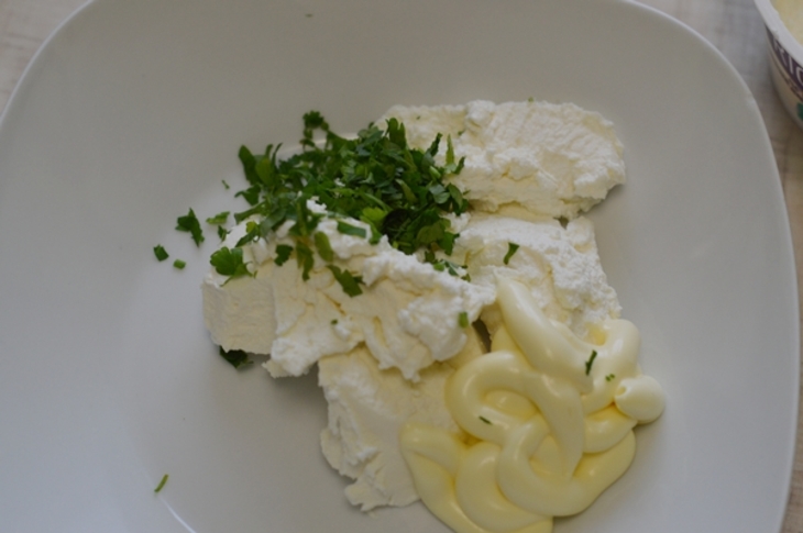 Салат из козьего сыра со свеклой в хлебных корзинках.: шаг 3