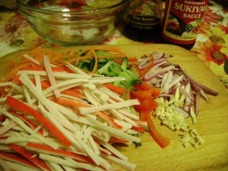 Острый салат с крабовыми палочками и овощами.: шаг 2