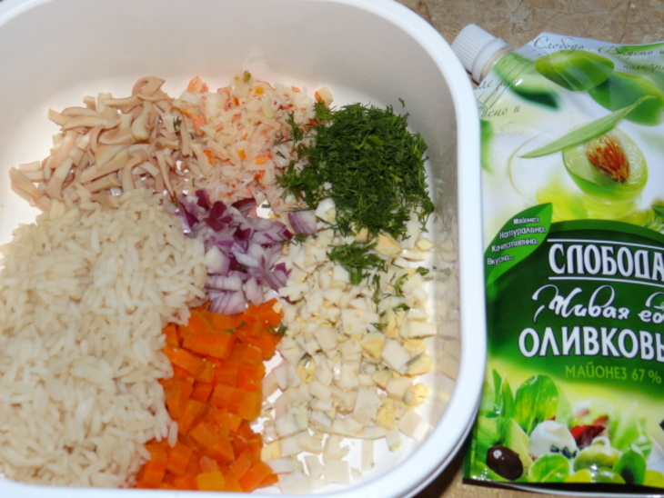 Новогодний крабовый салат в кальмаре: шаг 5