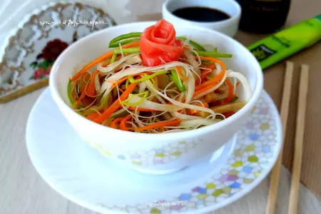 Салат в японском стиле с рисовой лапшой, овощами и шапминьонами: шаг 4