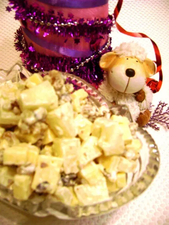 Пикантный салат с ананасами, сыром и чесноком: шаг 5