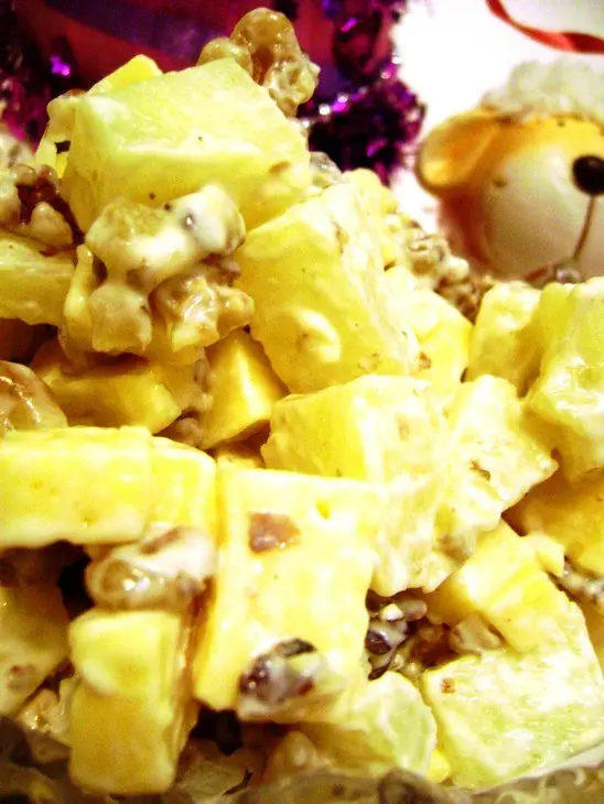 Пикантный салат с ананасами, сыром и чесноком: шаг 6