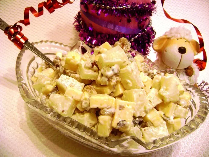 Пикантный салат с ананасами, сыром и чесноком: шаг 7