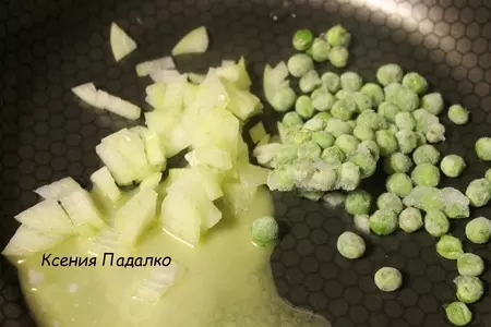 Нежная курочка с гарниром из картофеля и горошка: шаг 3
