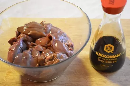 Теплый салат из гусиной печени, манго и кешью: шаг 1