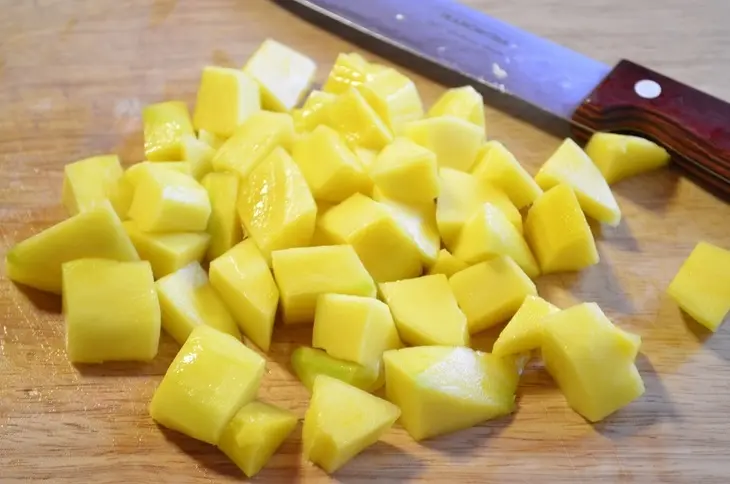 Теплый салат из гусиной печени, манго и кешью: шаг 2