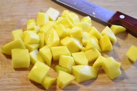 Теплый салат из гусиной печени, манго и кешью: шаг 2