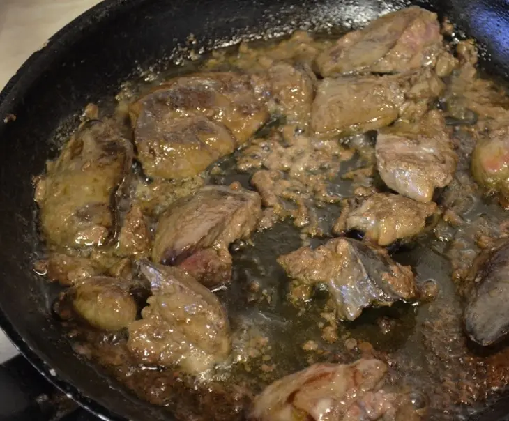 Теплый салат из гусиной печени, манго и кешью: шаг 5