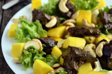 Теплый салат из гусиной печени, манго и кешью: шаг 6