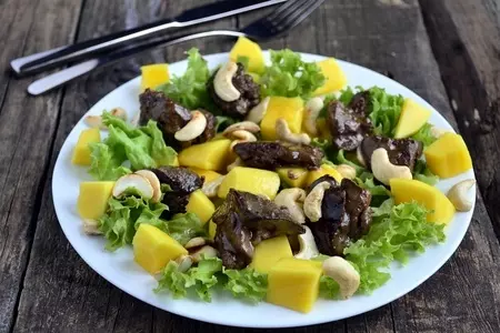 Теплый салат из гусиной печени, манго и кешью: шаг 7