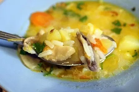 Куриный суп с  рисом, грибами и сыром: шаг 8