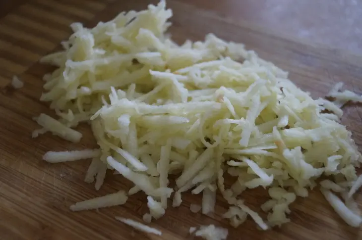 Крабовый салат "елочка": шаг 2