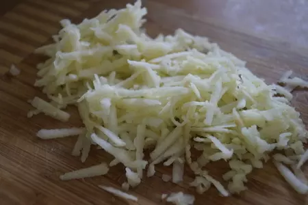 Крабовый салат "елочка": шаг 2