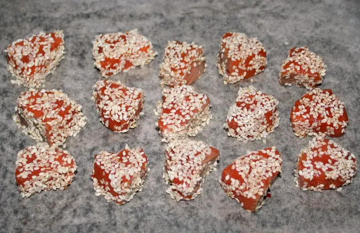 Салат с запеченным лососем в кунжутной панировке: шаг 4