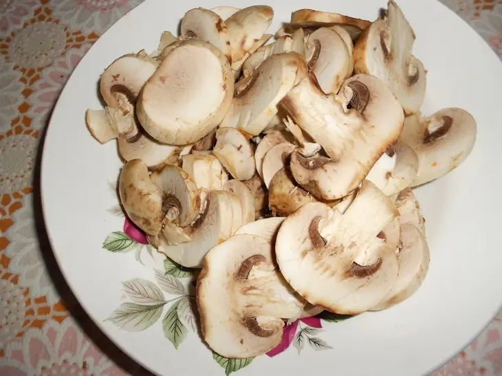 Нежная курочка с чесноком и травами и шампиньонами в сливках: шаг 1