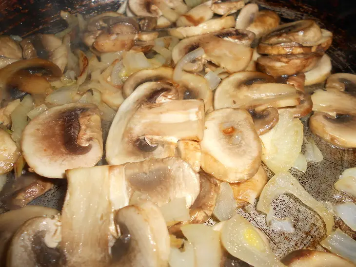 Нежная курочка с чесноком и травами и шампиньонами в сливках: шаг 3
