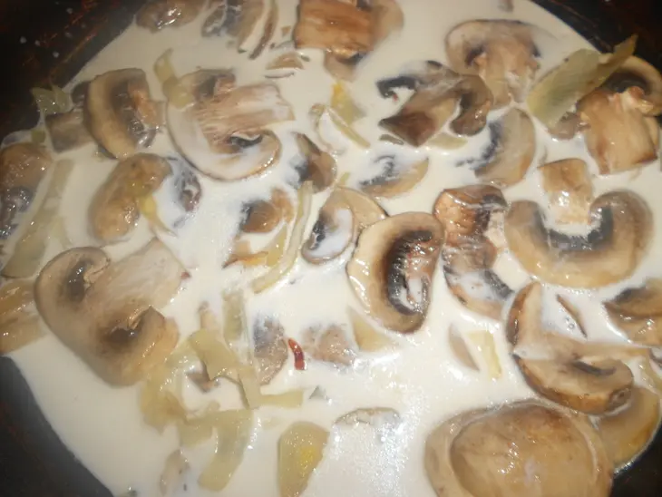 Нежная курочка с чесноком и травами и шампиньонами в сливках: шаг 4