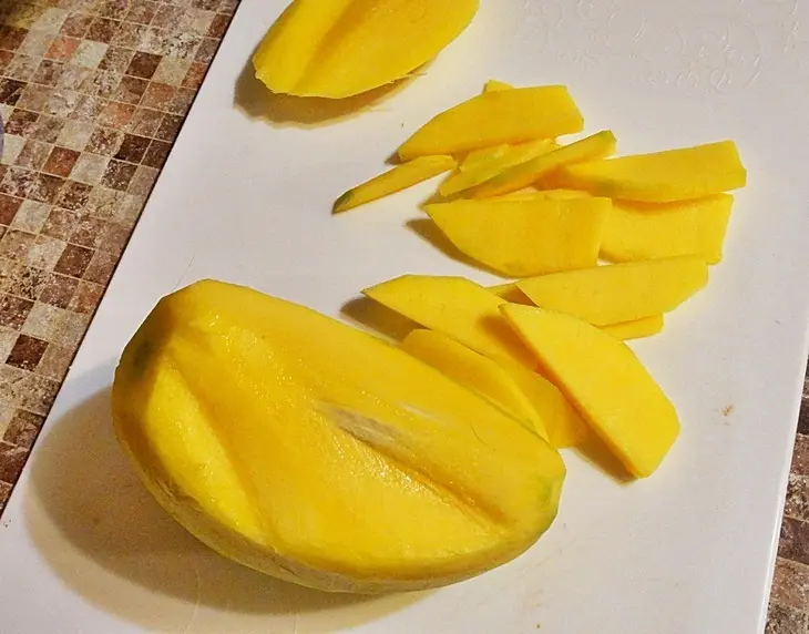 Салат с манго и кунжутом.: шаг 2