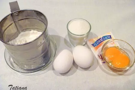 Пирожные бисквитные с марципановым кремом и брусникой: шаг 3