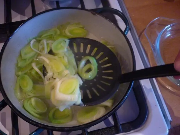 Гарнир из лука-порея к нежной курочке с чесноком: шаг 4