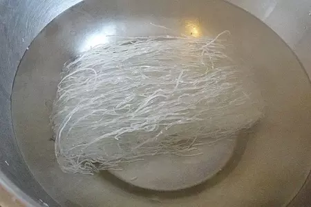 Тайский салат с фунчозой и свининой: шаг 2