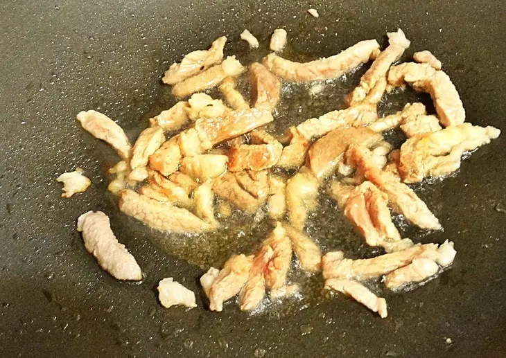 Тайский салат с фунчозой и свининой: шаг 5