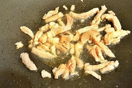 Тайский салат с фунчозой и свининой: шаг 5