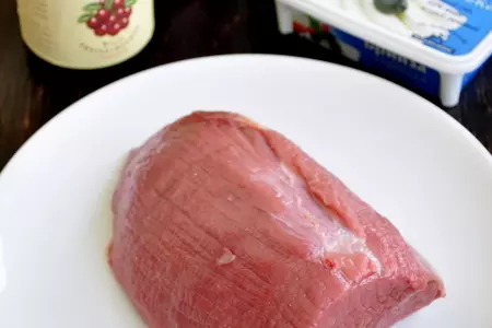 Запеченное мясо с брынзой и вялеными томатами: шаг 1