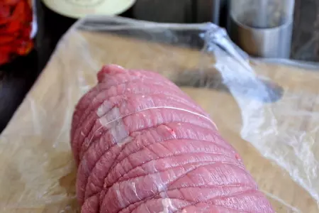 Запеченное мясо с брынзой и вялеными томатами: шаг 3