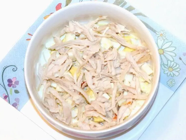 Салат из пекинской капусты, курицы и сухарей: шаг 3