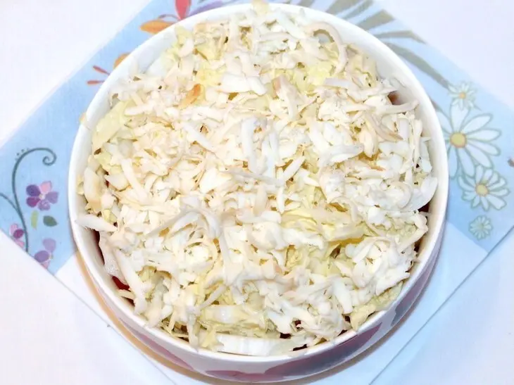 Салат из пекинской капусты, курицы и сухарей: шаг 6