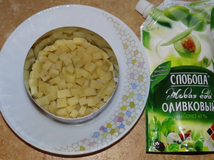 Слоеный салат с горбушей, сельдереем и маслинами: шаг 1