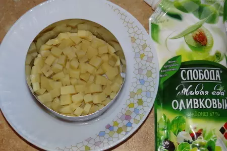 Слоеный салат с горбушей, сельдереем и маслинами: шаг 1