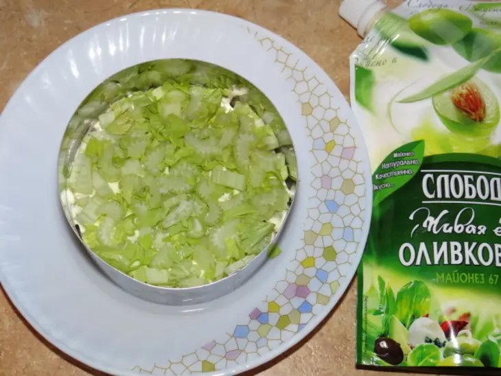 Слоеный салат с горбушей, сельдереем и маслинами: шаг 2