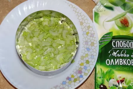 Слоеный салат с горбушей, сельдереем и маслинами: шаг 2