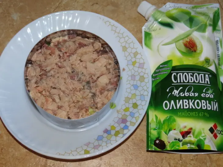 Слоеный салат с горбушей, сельдереем и маслинами: шаг 3
