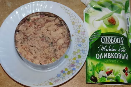 Слоеный салат с горбушей, сельдереем и маслинами: шаг 3