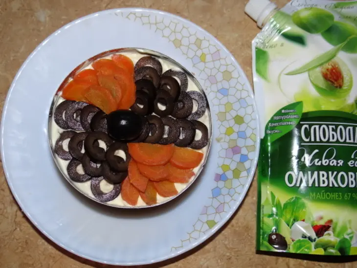 Слоеный салат с горбушей, сельдереем и маслинами: шаг 4