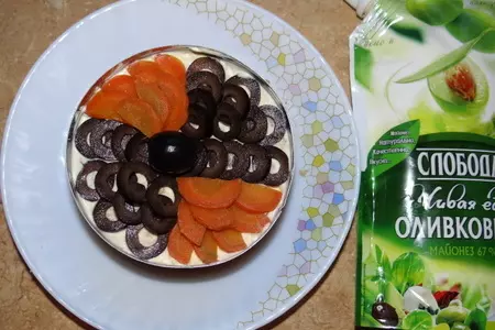 Слоеный салат с горбушей, сельдереем и маслинами: шаг 4