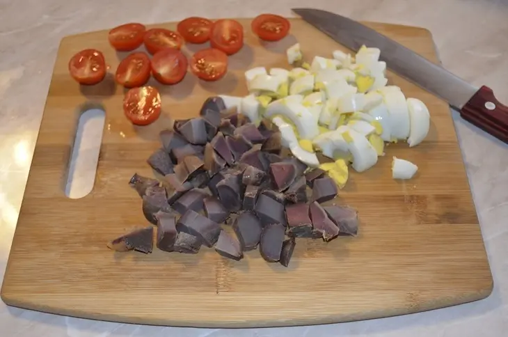 Салат  с авокадо, копченостями и кедровыми орешками: шаг 2
