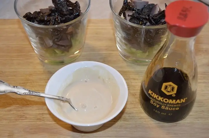 Салат  с авокадо, черносливом и сыром: шаг 4