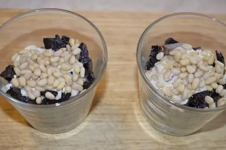 Салат  с авокадо, черносливом и сыром: шаг 5